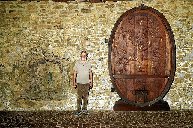 8000 Liter Wein passten in das Fass, dessen Front heute die Mauer in der Stadtscheuer in Waldshut ziert. Raimund Walde hat den ...