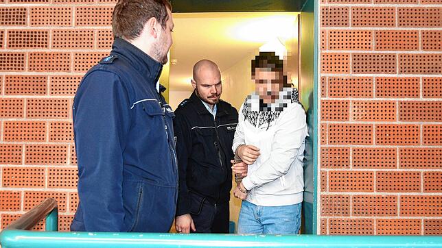 Justizwachtmeister führen den Hauptangeklagten vor dem dritten und letzten Verhandlungstag in den großen Saal des Konstanzer ...