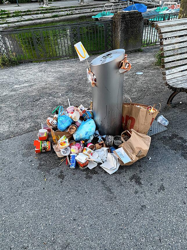 Überquellende Mülleimer in der Konstanzer Hafenstraße.