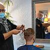 David Schuler, hier unter der Schere von Friseur Frank Rabener in Hindelwangen: &bdquo;Wenn alles mit Bedacht gemacht wird, dann gibt es ...