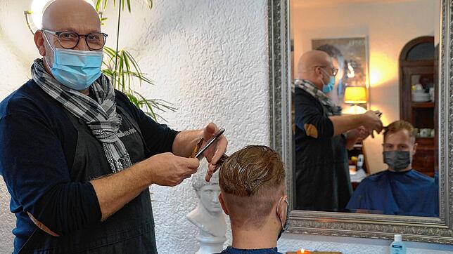 David Schuler, hier unter der Schere von Friseur Frank Rabener in Hindelwangen: &bdquo;Wenn alles mit Bedacht gemacht wird, dann gibt es ...