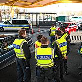 Mitte März 2020 haben deutsche Polizisten damit begonnen, Einreisende am Grenzübergang (hier zwischen Kreuzlingen und Konstanz) zu ...
