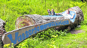 So macht Wandern für Kinder am meisten Spaß: Pausen genießen, ausruhen, dem Bach zuhorchen und sich auf die nächste Station des ...