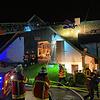 Die Drehleiter der Laufenburger Feuerwehr fährt den Kamin des Gebäudes an, in dessen Heizraum in der Nacht auf Donnerstag ein Feuer ...
