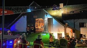 Die Drehleiter der Laufenburger Feuerwehr fährt den Kamin des Gebäudes an, in dessen Heizraum in der Nacht auf Donnerstag ein Feuer ...