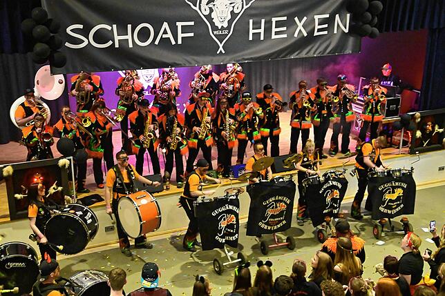 Bild 3: Schoaf-Hexen feiern wilde Partynacht