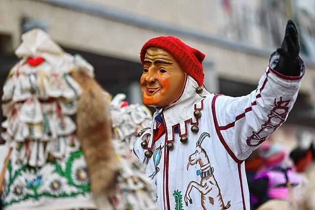 Empfängt der Salzgeist die Besucher offenen Armen? Auf dieser Aufnahme von der Fasnet 2024 sieht es fast danach aus.
