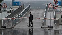 Banges Warten auf die neuen Wasserstandsmeldungen: Fähre-Betriebsleiter Stefan Ballier an einer der extrem weit nach oben gezogenen ...