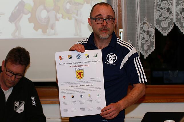 Michael Rieple, Vorsitzender der JFV Region Laufenburg, mit der Gründungserklärung, die Vorsitzende und Jugendleiter der fünf ...
