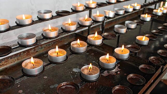 Und immer wieder fehlen große Mengen an Opferkerzen in den Kirchen.