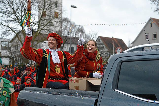 Das vorläufig letzte richtig aktive Prinzenpaar – Jonas und Nathalie – aus Immenstaad beim Umzug im Jahr 2020. (Archivbild)