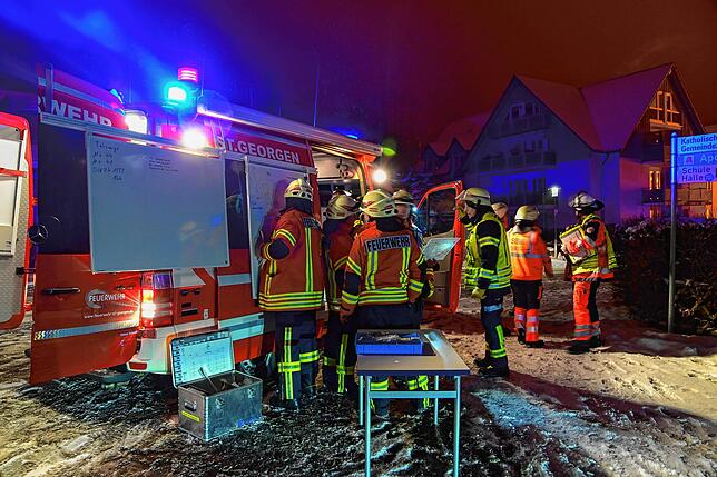 Am Einsatzleitwagen wird der Einsatz koordiniert.