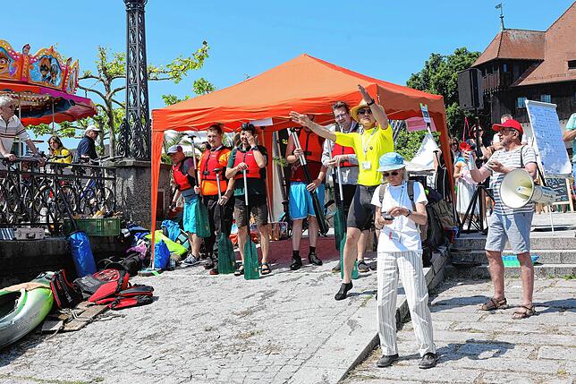 Bild 14: Das gab&lsquo;s noch nie! In Konstanz treten Teams aus mehreren Nationen im Einbaum-Rennen an (Teil 1)