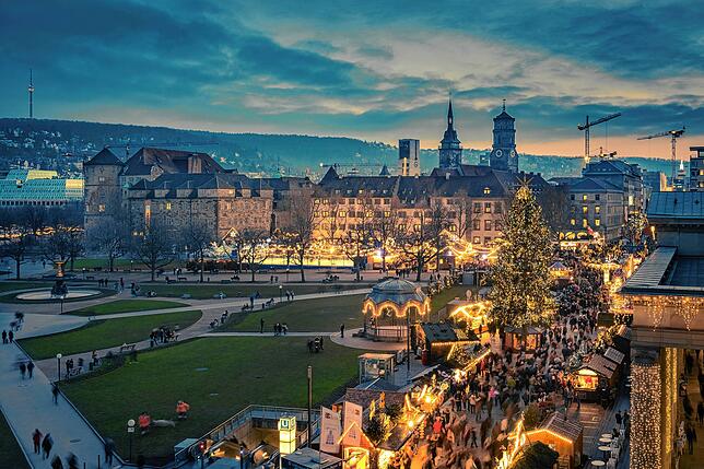 Blick über den Schlossplatz und den Weihnachtsmarkt in Stuttgart.