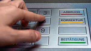 Wer sich am Geldautomaten mit Bargeld versorgt, muss aufpassen, dass die Geheimzahl nicht ausgespäht wird. Seit Oktober nimmt die Zahl ...