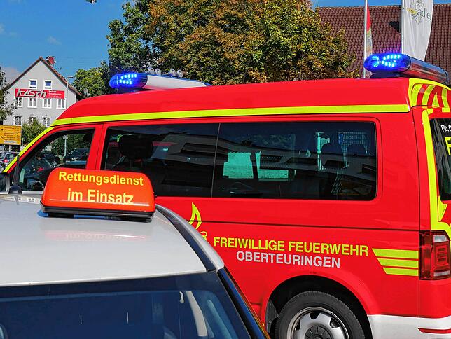 Wenn die Helfer zum Einsatz gerufen werden, kennzeichnen sie ihr privates Fahrzeug mit dem Dachaufsetzer „Rettungsdienst im ...
