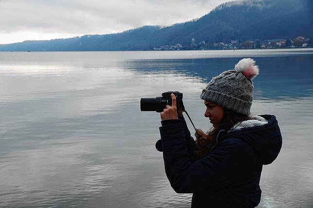 Leona Löhle beim Fotografieren von Vögeln am Bodenseen bei Ludwigshafen.