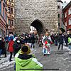 Etwa 25 Narren zogen in Rottweil am Rosenmontag durch das Schwarze Tor (Hintergrund). Die Polizei ließ sie passieren, am Ende der ...