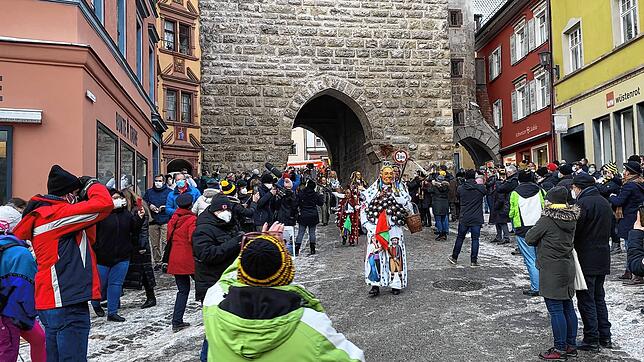 Etwa 25 Narren zogen in Rottweil am Rosenmontag durch das Schwarze Tor (Hintergrund). Die Polizei ließ sie passieren, am Ende der ...