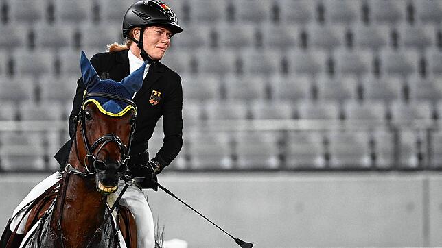 06.08.2021, Japan, Tokio: Moderner Fünfkampf: Olympia, Einzel, Frauen, Springreiten im Tokyo Stadium. Annika Schleu aus Deutschland nach ...