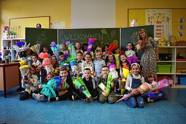 Die Klasse 1a der Bruderhofschule Singen mit ihrer Klassenlehrerin Anja Wichern bei ihrer Einschulungsfeier.