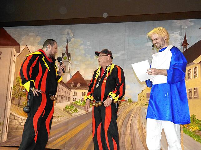 Rolf Schucker (Mitte), 50 Jahre Mitglied der Narrenvereinigung Kleggau, mit Obernarr Nico Holzscheiter und Yannic Frey.