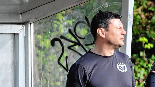 Trainer Vice Barjasic und der ESV Südstern Singen jubeln: Mit ihrem Sieg in Waldkirch sichern sie sich den Klassenerhalt.