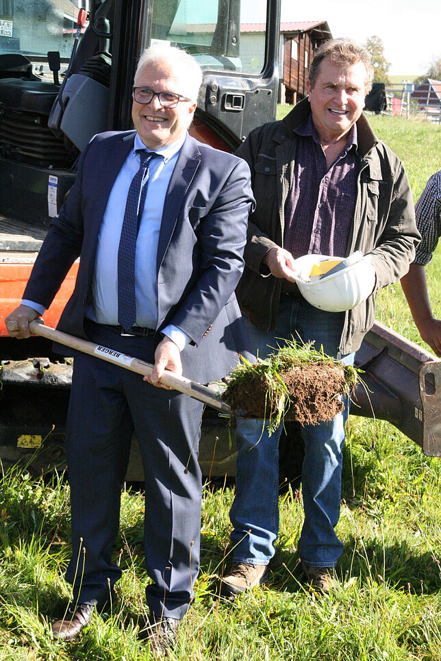 Das schafft er auch von Hand: Bürgermeister Christof Berger mit Aushub, rechts Bauunternehmer Josef Berger.