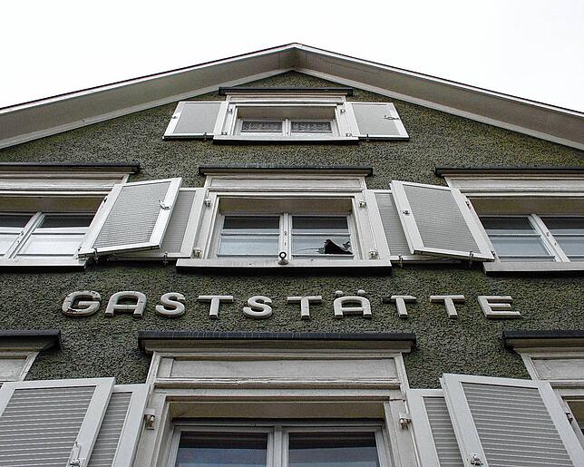 Die alte Fassade mit dem Schriftzug