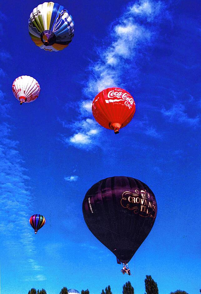 Der Massenstart von bunten Heißluftballons war immer ein Blickfang, wie hier beim Seenachtsfest 2001.