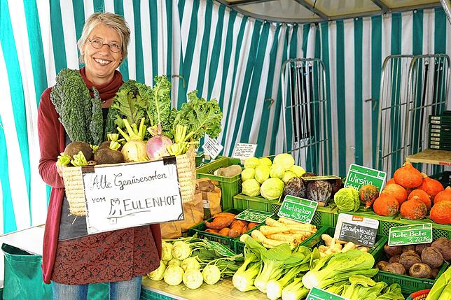 Ulrike Ehnes präsentiert am Eulenhof-Stand auf dem Wochenmarkt in Waldshut die frisch geernteten alten Gemüsesorten wie Schwarzlohl, ...