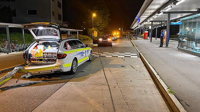 Vor Polizei geflüchtet und betrunken am Steuer: Die Fahrt des jungen Autofahrers endete in Buchs/Kanton Zürich.