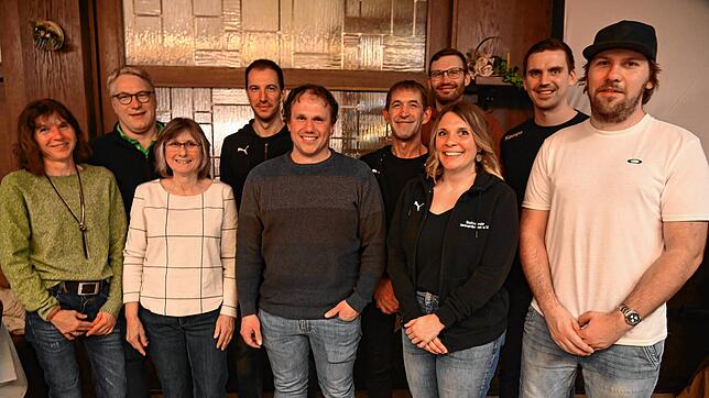 Geehrte und neugewählte Vorstandsmitglieder stellen sich in Tennenbronn zum Foto auf. Von links die Geehrten Andrea Schwegler, Michael ...