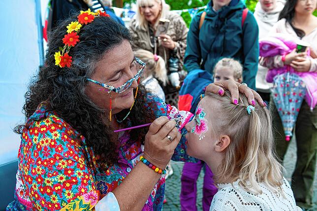 Viel Programm gibt es auch für die Kinder. Hier schminkt Mariposa Máxima von Hake aus Mühlheim an der Ruhr.
