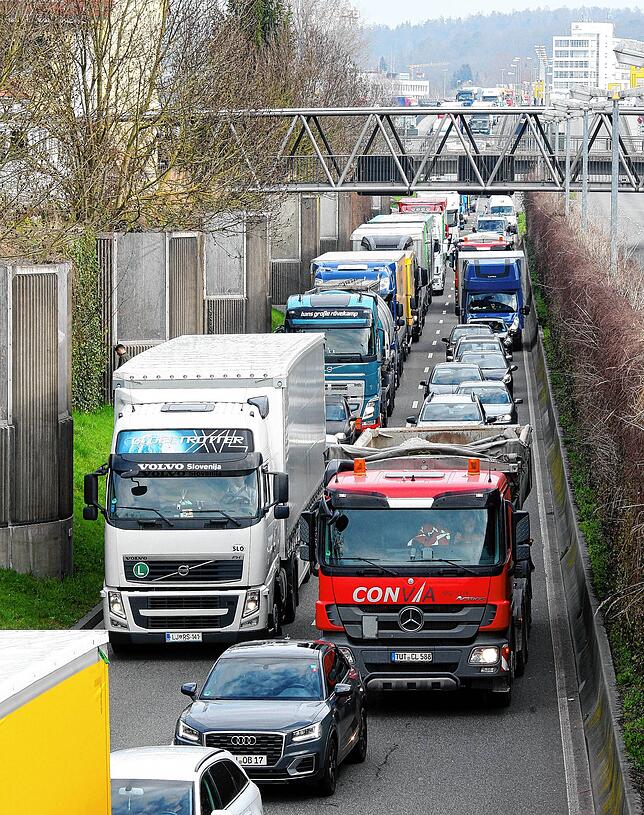 Am Dienstagmorgen stauten sich die LKWs vom Übergang Autobahn bis weit ins Industriegebiet und noch weiter.