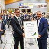 Hohe Ehre für einen nimmermüden Motor der Gemeinde Mühlhausen-Ehingen: Alt-Bürgermeister Hans-Peter Lehmann (rechts) wurde von seinem ...