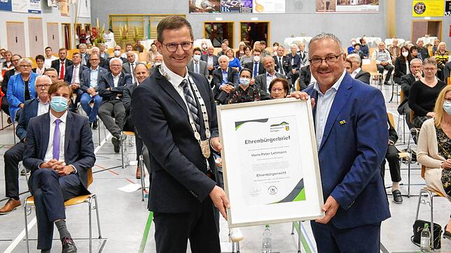 Hohe Ehre für einen nimmermüden Motor der Gemeinde Mühlhausen-Ehingen: Alt-Bürgermeister Hans-Peter Lehmann (rechts) wurde von seinem ...