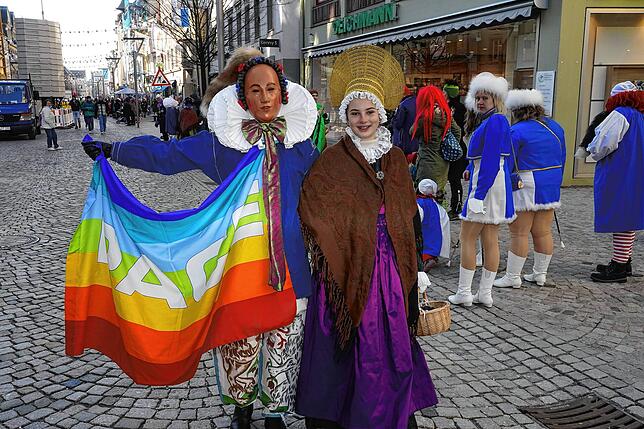 Bild 5: Narros flanieren bei Kaiserwetter durch die Innenstadt