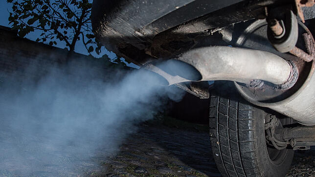 Knatter, knatter...ein Dieselmotor nervt nicht nur akustisch, sondern auch mit seinem Gestank wie hier auf unserem Symbolbild. Vor ...