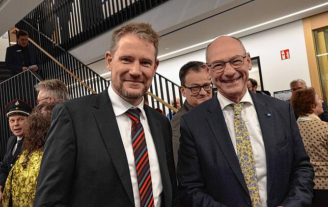 Gratulanten aus der Kreisstadt: Landrat Luca Prayon (links) und sein Vorgänger Lothar Wölfle waren ebenfalls nach Markdorf gereist.