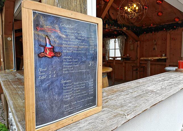 Die Feuerzangenbowle kostet auch in diesem Jahr 5 Euro. Die Preise für Glühwein und Punsch wurden um je 50 Cent erhöht.