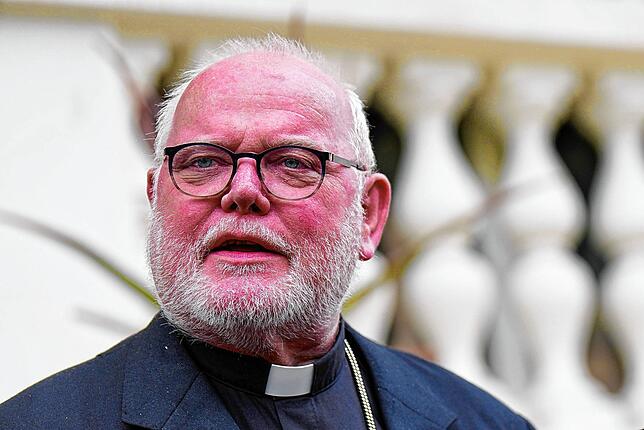 Kardinal Reinhard Marx gibt nach der Trauermesse für den verstorbenen Papst Franziskus vor der Villa Mater Dei, dem Gästehaus der ...