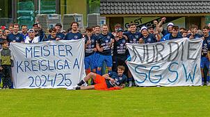 Party im Klettgau: Durch den 5:1-Erfolg beim FC Geißlingen sicherte sich die neue SG Stühlingen/Weizen im ersten gemeinsamen Jahr ...