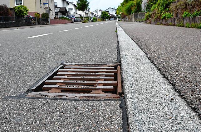 Wasserablauf in der Kreuzgasse, in der Regenüberläufe verschlossen werden müssen.