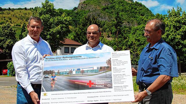 Von links: Normen Küttner (stellvertretender Betriebsratsvorsitzender), José da Silva (Leiter des Rettungsdienstes) und Paulo Santos ...