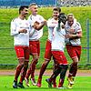 Nach einer Kopfballverlängerung von Süleymann Karacan (links) freut sich der Doppeltorschütze Amadou Marena (Zweiter von rechts) über ...