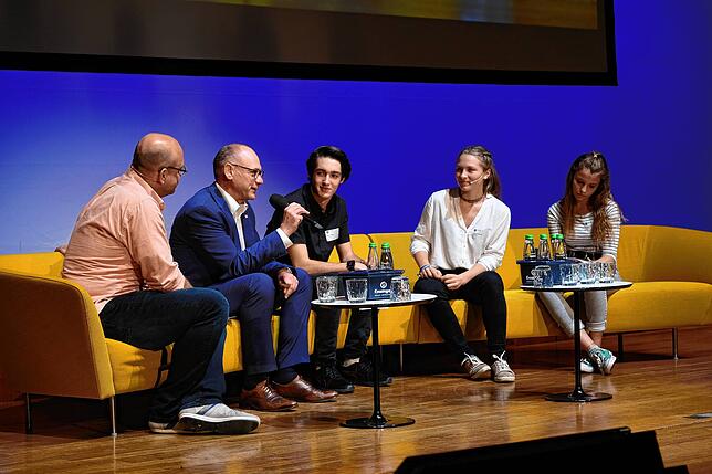 Beim Schülerklimagipfel 2019 interviewt Tabea Kuhlmann Landrat Lothar Wölfle zu ÖPNV, Plastikmüll und Klimazielen. Im Bild von links: ...