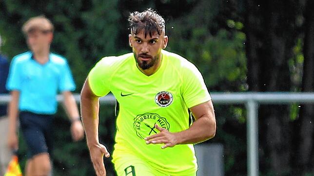 Vor Marcel Simsek, Torjäger im Dress des Türk. SV Singen, warnt Ronny Warnick, Coach des Hegauer FV besonders.