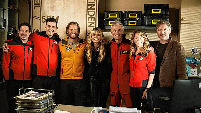 Die Schauspieler Markus Brandl (l-r), Michael Pascher, Sebastian Ströbel, Model Heidi Klum und die Schauspieler Robert Lohr, Luise Bähr, ...