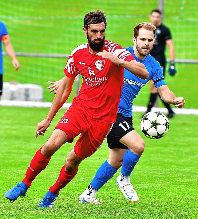 Vom Wutachtal ins Schlüchttal: Tobias Eichhorn (vorn, gegen Julian Bächle) hat den FC Weizen verlassen und bekam mit dem FC Schlüchttal ...